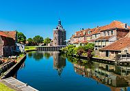 Enkhuizen, Malerischer Kanal in Enkhuizen mit historischen Gebäuden.