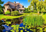 Ausflugstipp: Giethoorn, Idyllische Landschaft mit reetgedecktem Haus in Giethoorn.