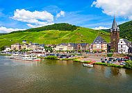 Bernkastel-Kues, Bernkastel-Kues: Malerische Mosellandschaft mit Weinbergen und Kirche.