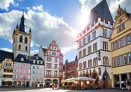 Trier, Historischer Marktplatz in Trier bei Sonnenschein.