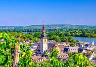 Rüdesheim, Rüdesheim und der Rhein in sommerlicher Pracht., Rüdesheim am Rhein mit Blick auf Weinberge und den Fluss.