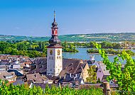 Rüdesheim, Rüdesheim am Rhein mit malerischer Kirche und Weinbergen.