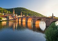 Ausflugstipp: Heidelberg, Alte Brücke in Heidelberg bei Sonnenuntergang, malerische Kulisse.