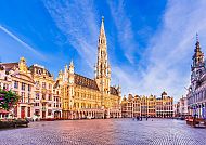 Ausflugstipp: Brüssel, Grand Place in Brüssel bei strahlend blauem Himmel., Grand Place in Brüssel bei strahlend blauem Himmel.