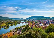 Malerische Aussicht auf Miltenberg am Mainufer.