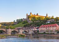 Festung Marienberg und Alte Mainbrücke in Würzburg bei Sonnenuntergang.