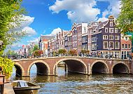 Amsterdam, Brücke und Giebelhäuser am Kanal in Amsterdam.
