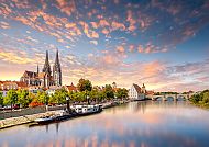 Regensburg bei Sonnenuntergang mit Dom und Donau.