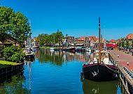 Enkhuizen, Idyllischer Hafen von Enkhuizen bei strahlend blauem Himmel.
