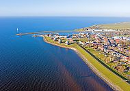 Ijsselmeer, Luftaufnahme der Küste am Ijsselmeer, malerische Landschaft.