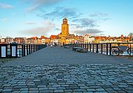 Deventer, Deventer bei Sonnenuntergang, malerische Uferpromenade.