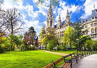 Wien, Wiener Rathaus im Frühling, umgeben von grünen Parkanlagen.