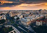 Ausflugstipp: Bukarest, Bukarest bei Sonnenuntergang: Stadtansicht im goldenen Herbst.