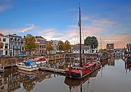 Gorinchem, Malerischer Hafen in Gorinchem bei Sonnenuntergang.