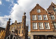 Venlo, Historische Gebäude in Venlo unter blauem Himmel.
