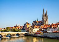 Regensburg, Regensburgs Altstadt mit Dom und Steinerner Brücke im Sonnenschein.