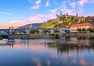 Würzburg, Festung Marienberg über der Mainbrücke in Würzburg bei Sonnenuntergang.