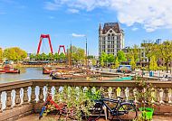 Rotterdam, Rotterdam: Fahrräder und historische Architektur am Hafen.