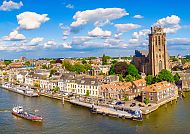 Dordrecht, Dordrecht: Malerische Altstadt mit der Grote Kerk am Wasser.