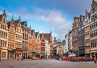 Antwerpen, Historische Fassaden am Grote Markt in Antwerpen., Historische Gebäude am Grote Markt in Antwerpen bei Sonnenuntergang.