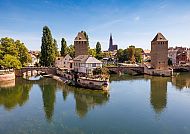 Straßburg, Straßburgs malerische Altstadt mit Ponts Couverts und Münster., Malerische Ansicht von Straßburg mit Ponts Couverts und Kathedrale.