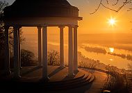 Abendstimmung in Rüdesheim mit Blick auf den Rhein bei Sonnenuntergang.