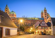 Speyerer Dom bei Abenddämmerung, historische Fachwerkhäuser.