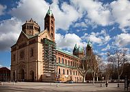 Speyerer Dom unter blauem Himmel mit Wolken.