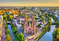 Luftaufnahme der Kirche Saint-Paul in Straßburg bei Sonnenuntergang.
