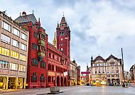 Basler Rathaus und Marktplatz bei bewölktem Himmel.