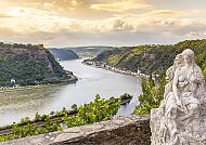 Loreley-Statue mit malerischem Rheinblick bei Sonnenuntergang.