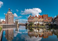 Malerische Altstadt und Hafen von Enkhuizen bei Sonnenschein.