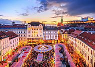 Bratislava, Weihnachtsmarkt in Bratislava bei Sonnenuntergang.