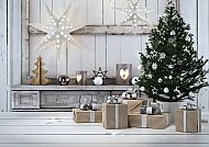 Weihnachten, Weihnachtliche Dekoration mit Geschenken und leuchtendem Stern.