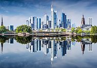 Frankfurts Skyline spiegelt sich malerisch im Main.