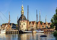 Hoorn am Ijsselmeer, Historische Hafenansicht von Hoorn am IJsselmeer bei Sonnenschein.