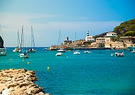 Idyllischer Hafen von Mallorca mit Segelbooten und Leuchtturm