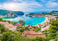 Malerische Küstenlandschaft von Mallorca mit türkisblauem Meer
