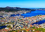 Hafen von Bergen bei Sonnenschein, lebendige und klare Atmosphäre.