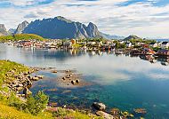 Fjordlandschaft der Lofoten mit Bergen und ruhigem Wasser.