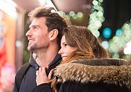 Paar Weihnachtsmarkt, Paar genießt romantische Weihnachtsstimmung auf dem Markt., Romantisches Paar auf dem Weihnachtsmarkt in festlicher Stimmung.