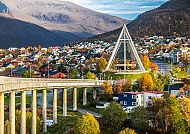 Arktische Kathedrale in Tromsø, umgeben von herbstlichen Farben.