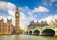 Ausflugstipp: London, Big Ben und Westminster Bridge bei sonnigem Wetter in London.
