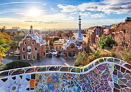 Barcelona, Park Güell in Barcelona bei Sonnenuntergang, bunte Mosaikbänke., Park Güell in Barcelona bei Sonnenuntergang, bunte Mosaiken.