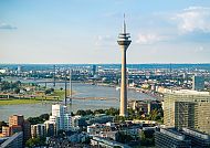 , Rheinturm und Rheinlandschaft in Düsseldorf bei klarem Himmel., Rheinturm und Rhein in Düsseldorf bei klarem Himmel.