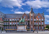 , Düsseldorfer Rathaus mit Jan-Wellem-Denkmal bei klarem Himmel., Düsseldorfer Rathaus mit Reiterstatue vor blauem Himmel.