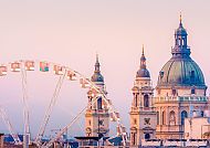 Budapest: Riesenrad und St.-Stephans-Basilika im Abendlicht.
