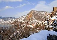 Winterliches Dürnstein an der Donau mit verschneiten Hügeln.