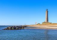 Skagen, Leuchtturm in Skagen an einem klaren, sonnigen Tag am Meer., Leuchtturm in Skagen vor klarem, blauem Himmel und ruhiger See.