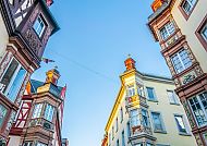 Altstadt von Koblenz unter blauem Himmel im Herbst